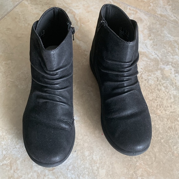 Charcoal Clarks Cloudsteppers soft cushion booties - Picture 2 of 11